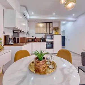 Chic & Cosy In Hyper Center, Parking Free & Air Conditioned & Wifi Appartement